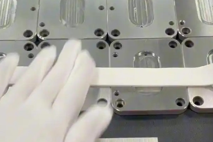 注塑模具首選鴻仁威爾