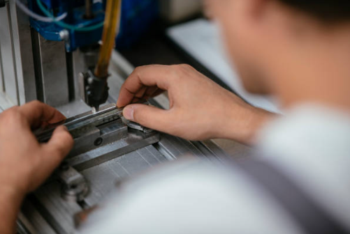 注塑模具首選鴻仁威爾